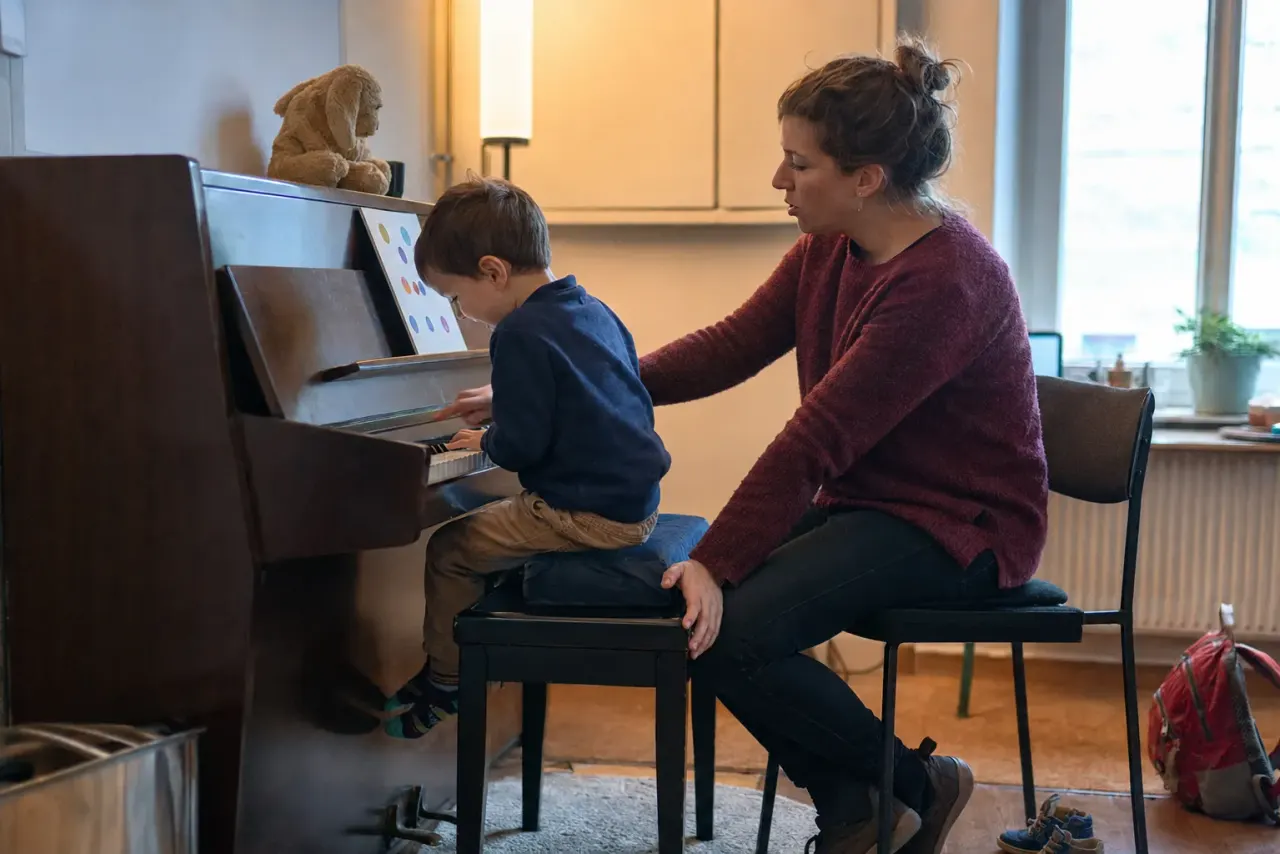 Enfant de 4 ans à sa première leçon de piano avec sa professeure