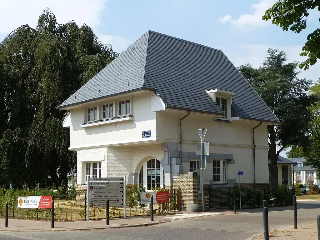 Étudiants de l'École Kalleïs participant à un cours de musique dans une salle lumineuse